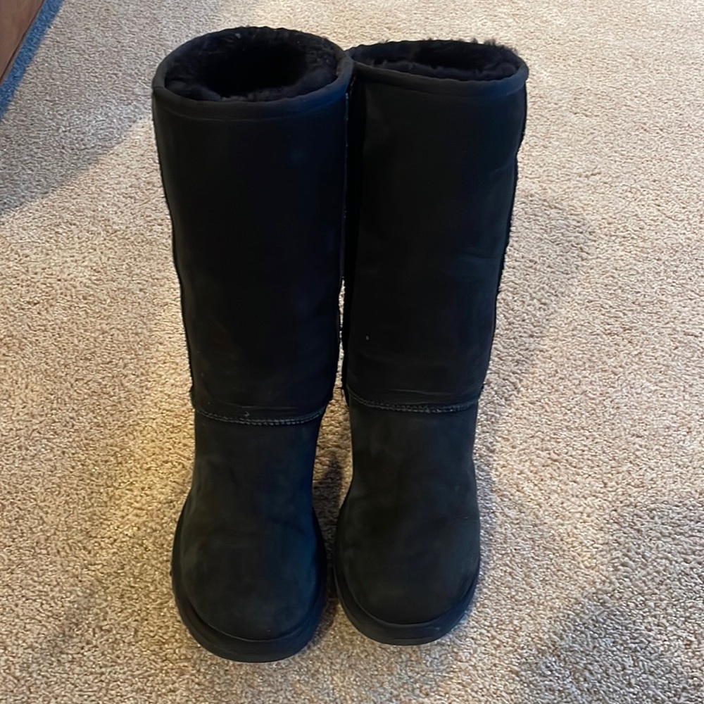 Black Uggs size 6